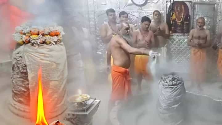 उज्जैन महाकाल मंदिरात भस्म आरती करताना उधळला गुलाल अन् नको ते घडलं, नेमकं काय झालं? उज्जैन महाकाल मंदिरात भस्म आरती करताना उधळला गुलाल अन् नको ते घडलं, नेमकं काय झालं?