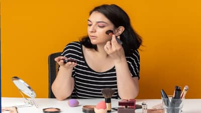 दररोज मेकअप करणं योग्य की अयोग्य ? त्वचेवर काय होतात परिणाम ?