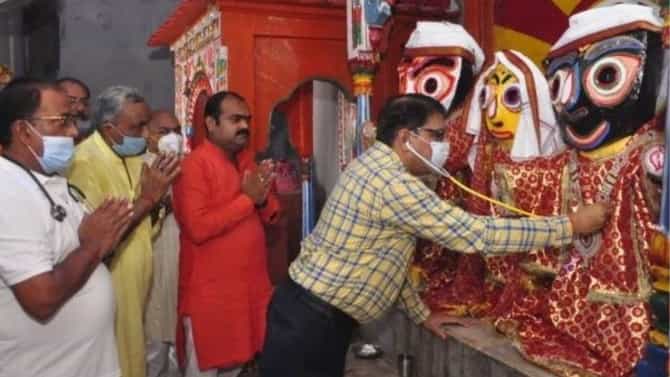 भगवान जगन्नाथ यांच्या वैद्यकीय तपासणीसाठी डॉक्टर पोहचले, पोस्ट झाली व्हायरल