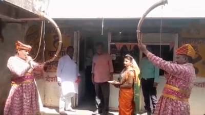 भाजप पदाधिकाऱ्याकडून राष्ट्रवादीची तुतारी वाजवत लग्नपत्रिकेचे वाटप, चर्चा तर रंगणारच