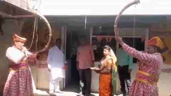 भाजप पदाधिकाऱ्याकडून राष्ट्रवादीची तुतारी वाजवत लग्नपत्रिकेचे वाटप, चर्चा तर रंगणारच