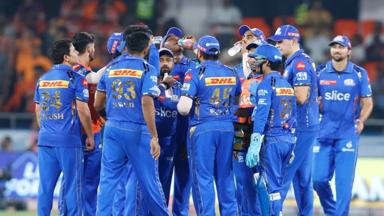 हार्दिक पंड्या याच्या नेतृत्वात मुंबई इंडियन्सने आतापर्यंत आयपीएलच्या 17 व्या मोसमातील  दोन्ही सामने गमावले. गुजरात विरुद्धचा सामना मुंबईच्या हातात होता. मात्र ऐन क्षणी हार्दिक बॅटिंगने अपयशी ठरला आणि गुजरातने 6 धावांनी सामना जिंकला.