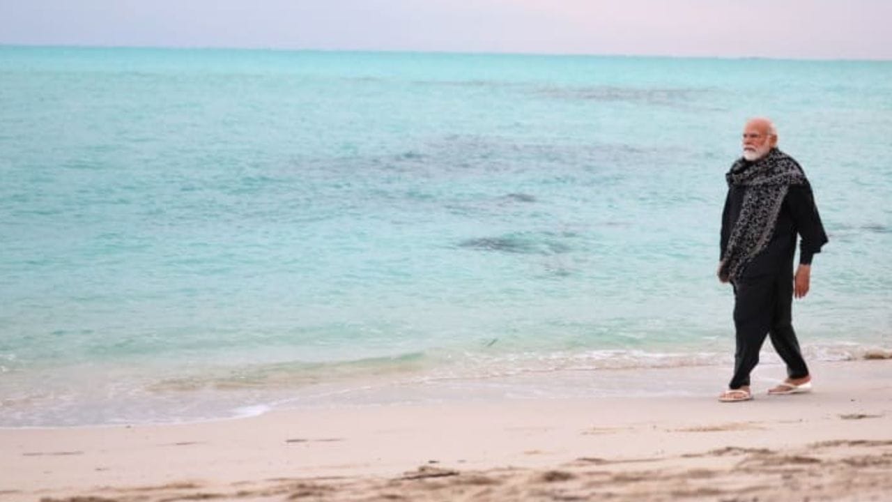 मालदीवच्या पर्यटन मंत्रालयनुसार 2023 मध्ये 4 मार्च 2023 पर्यंत 41,054 भारतीय पर्यटक मालदीवमध्ये आले होते. 2 मार्च 2024 पर्यंत त्या पर्यटकांची संख्या 27,224 वर आली आहे. मागील वर्षापेक्षा ही संख्या 13,830 कमी झाली आहे. 