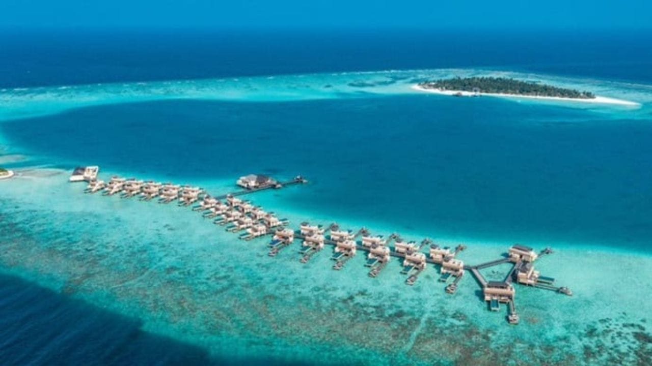 मोदी यांच्या लक्षद्वीप दौऱ्यानंतर मालदीवच्या तीन मंत्र्यांनी सोशल मीडियावर पंतप्रधान नरेंद्र मोदी आणि भारतातील लोकांविरोधात अपमानास्पद टिप्पणी केल्याने वादाला तोंड फुटले आहे. भारतीय लोकांनी मालदीववर बहिष्कार टाकण्याचे आवाहन केले.