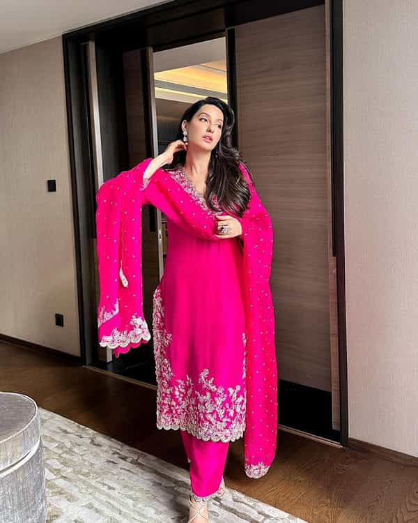 अभिनेत्री नोरा फतेही हिने फार कमी काळात बॉलिवूडमध्ये स्वतःचं स्थान पक्क केलं आहे. अभिनेत्रीने अनेक आयटम सॉन्गवर भन्नाट डान्स करत चाहत्यांच्या मनावर राज्य केलं.