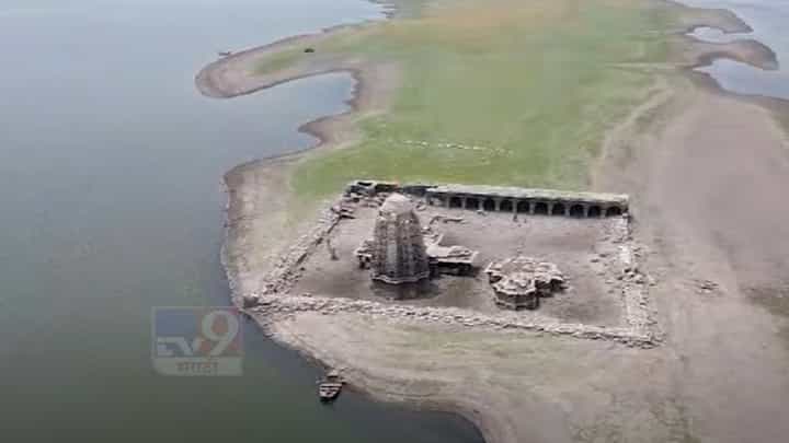 प्राचीन हेमाडपंथी पळसनाथाचे मंदिर ४५ वर्षाहून अधिक काळ पाण्यात, बघा ड्रोनची दृश्य प्राचीन हेमाडपंथी पळसनाथाचे मंदिर ४५ वर्षाहून अधिक काळ पाण्यात, बघा ड्रोनची दृश्य