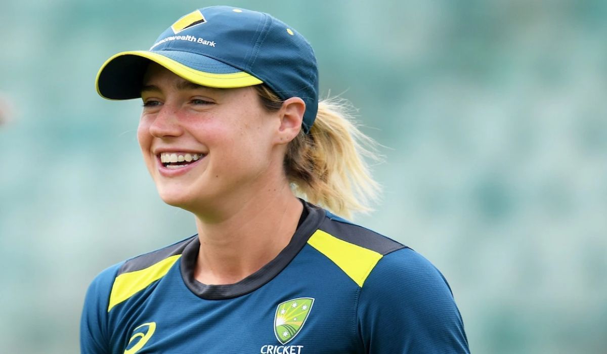 एलिस पेरी हिने महिला प्रीमियर लीगमध्ये आरसीबीकडून जबरदस्त कामगिरी केली आहे. तिने या सीजनमध्ये सर्वाधिक रन केले आहेत. एलिस पेरीला आरसीबीने १.७ कोटी रुपयांना विकत घेतले होते.