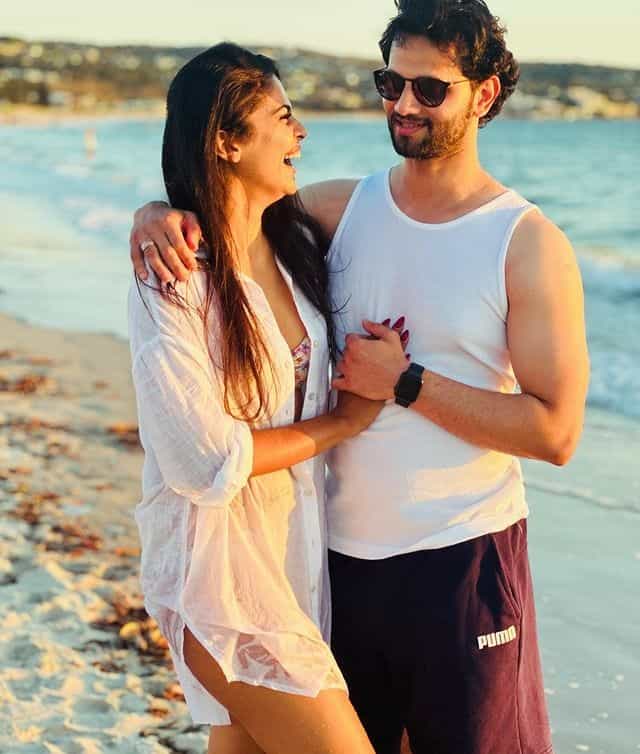 अभिनेत्री पूजा सावंत हिने सोशल मीडियावर काही फोटो पोस्ट केले आहे. एका फोटो मध्ये पूजा पतीसोबत रोमाँटिक पोज देताना दिसत आहे. पूजाचे फोटो सोशल मीडियावर तुफान व्हायरल होत आहेत.
