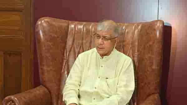 Lok Sabha Election 2024 : महाराष्ट्रात पाच टप्प्यात निवडणुका घ्यायला प्रकाश आंबेडकर यांचा कडाडून विरोध; आयोगाला विचारला थेट सवाल