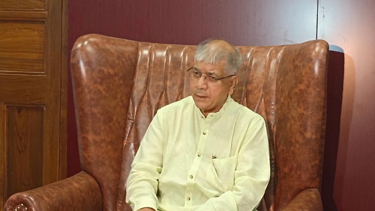 Lok Sabha Election 2024 : महाराष्ट्रात पाच टप्प्यात निवडणुका घ्यायला प्रकाश आंबेडकर यांचा कडाडून विरोध; आयोगाला विचारला थेट सवाल