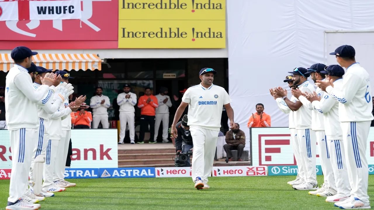 आर अश्विन याने या ऐतिहासिक क्षणी आपल्या कसोटी क्रिकेट कारकीर्दीला उजाळा दिला. यावेळेसइतर सहकाऱ्यांनी त्याचं अभिनंदन केलं.