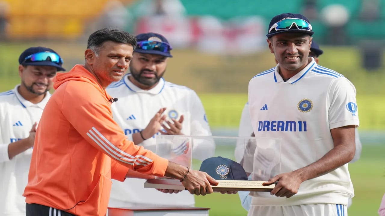 टीम इंडियाचे कोच राहुल द्रविड यांनी सामन्याआधी आर अश्विन याला 100 व्या कसोटीनिमित्ताने खास कॅप दिली. अश्विन या वेळेस आपल्या कुटुंबासह उपस्थित होता.