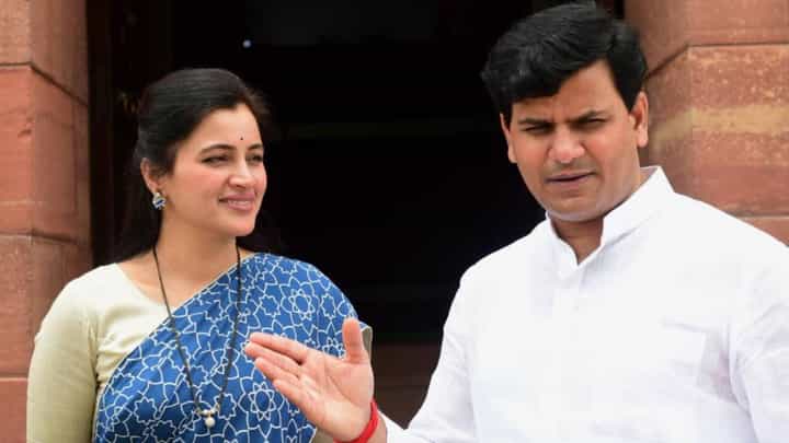 राणा दाम्पत्य बालिश... नवनीत राणांना तिकीट मिळणार नाही, कोणाची जिव्हारी लागणारी टीका? राणा दाम्पत्य बालिश... नवनीत राणांना तिकीट मिळणार नाही, कोणाची जिव्हारी लागणारी टीका?