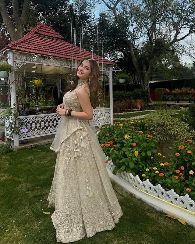 अभिनेत्री रवीना टंडन हिची लेक राशा थडानी सोशल मीडियावर कायम सक्रिय असते. राशा कायम स्वतःचे फोटो आणि व्हिडीओ सोशल मीडियावर पोस्ट करत असते.