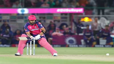 Riyan Parag : 6 सिक्स आणि 7 फोर, रियान परागचा हल्ला बोल, दिल्लीच्या गोलंदाजांना चोपलं