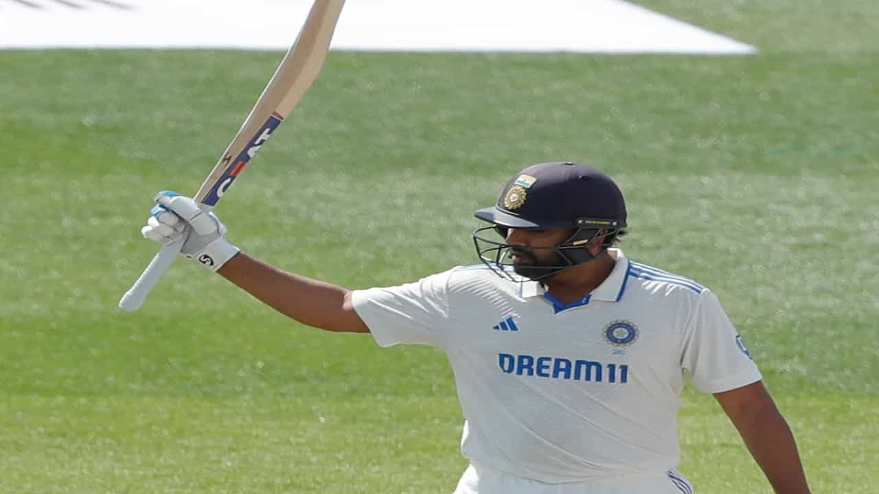 टीम इंडियाचा कॅप्टन रोहित शर्मा याने आपल्या नेहमीच्या अंदाजात इंग्लंड विरुद्धच्या कसोटी मालिकेतील दुसरं शतक ठोकलंय. रोहितने शुबमन गिल याच्यासोबत दुसऱ्या विकेटसाठी 171 धावांची भागीदारी केली.