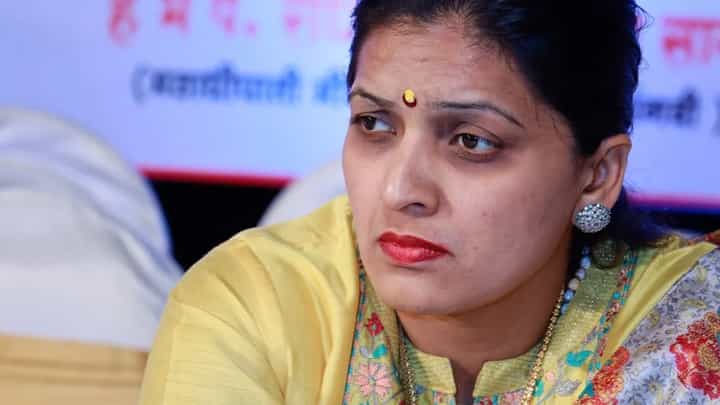 आपली जाऊ खासदार होणार याचा..., रूपाली ठोंबरे पाटलांचा कुणावर रोख? आपली जाऊ खासदार होणार याचा..., रूपाली ठोंबरे पाटलांचा कुणावर रोख?