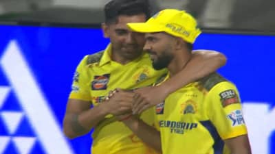 CSK vs RCB : ऋतुराज गायकवाड याच्या नेतृत्वात चेन्नईची विजयी सलामी, आरसीबीवर 6 विकेट्स मात