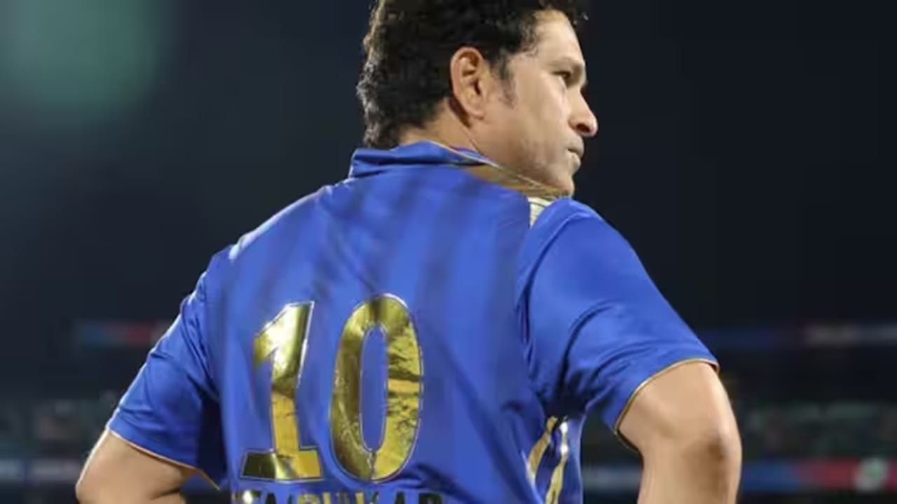 गॉड ऑफ क्रिकेट अर्थात सचिन तेंडुलकर याने 6 हंगामात मुंबईतं प्रतिनिधित्वं केलं. सचिन 2008 ते 2013 पर्यंत मुंबईसाठी खेळला.