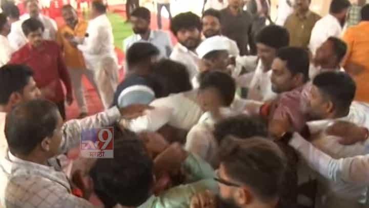 मराठा समाजाच्या लोकसभा उमेदवार ठरवण्याच्या बैठकीत हाणामारी, लाथा-बुक्क्यांनी मारहाण; बघा व्हिडीओ मराठा समाजाच्या लोकसभा उमेदवार ठरवण्याच्या बैठकीत हाणामारी, लाथा-बुक्क्यांनी मारहाण; बघा व्हिडीओ