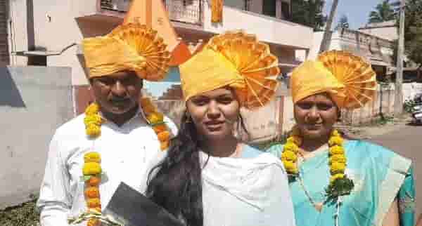 मुलांनी आई-वडीलांच्या कष्टाचे पांग फेडले, वृत्तपत्र विक्रेत्याची दोन्ही मुले प्रशासकीय सेवेत दाखल