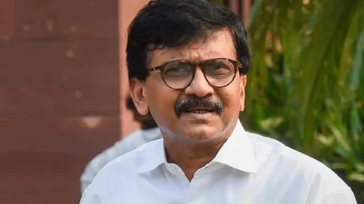कोण संजय राऊत? पंतप्रधान मोदींवर केलेल्या 'त्या' टीकेवरून फडणवीसांचा पलटवार कोण संजय राऊत? पंतप्रधान मोदींवर केलेल्या 'त्या' टीकेवरून फडणवीसांचा पलटवार