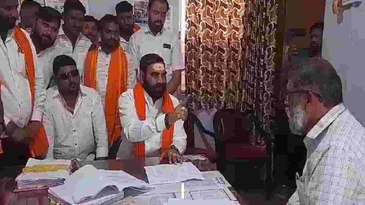 'तर माझ्या एवढा वाईट...', शिंदेंचे आमदार संतोष बांगर अन् कृषी अधीक्षकांमध्ये वाद; व्हिडीओ व्हायरल