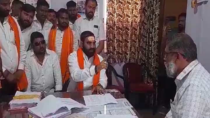 'तर माझ्या एवढा वाईट...', शिंदेंचे आमदार संतोष बांगर अन् कृषी अधीक्षकांमध्ये वाद; व्हिडीओ व्हायरल 'तर माझ्या एवढा वाईट...', शिंदेंचे आमदार संतोष बांगर अन् कृषी अधीक्षकांमध्ये वाद; व्हिडीओ व्हायरल