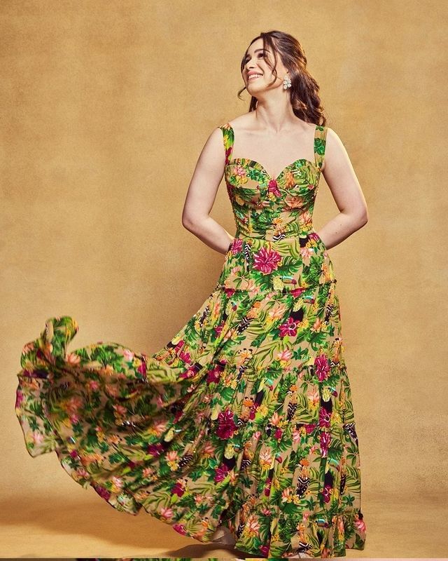 सारा सोशल मीडियावर कायम सक्रिय असते. सोशल मीडियावर तिच्या चाहत्यांची संख्या देखील फार मोठी आहे. चाहते साराच्या प्रत्येक पोस्टवर लाईक्स आणि कमेंटचा वर्षाव करत असतात. 