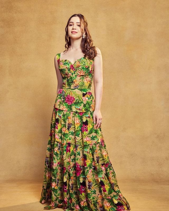 साराच्या फोटोंवर कमेंट करत एक नेटकरी म्हणाला, 'शुबमनने उत्तम कामगिरी केल्यानंतर सारा पोस्ट करत असते...' सध्या सर्वत्र फक्त आणि फक्त साराच्या लूकची चर्चा रंगली आहे. 