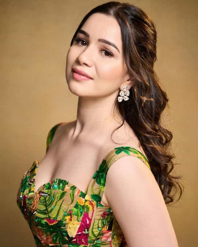 सारा तेंडुलकर हिने सोशल मीडियावर स्वतःचे काही फोटो पोस्ट केले आहेत. फोटोंमध्ये सारा प्रचंड सुंदर दिसत आहे. पण चाहत्यांनी साराच्या पोस्टचा संबंध शुबमन याच्यासोबत जोडला आहे.