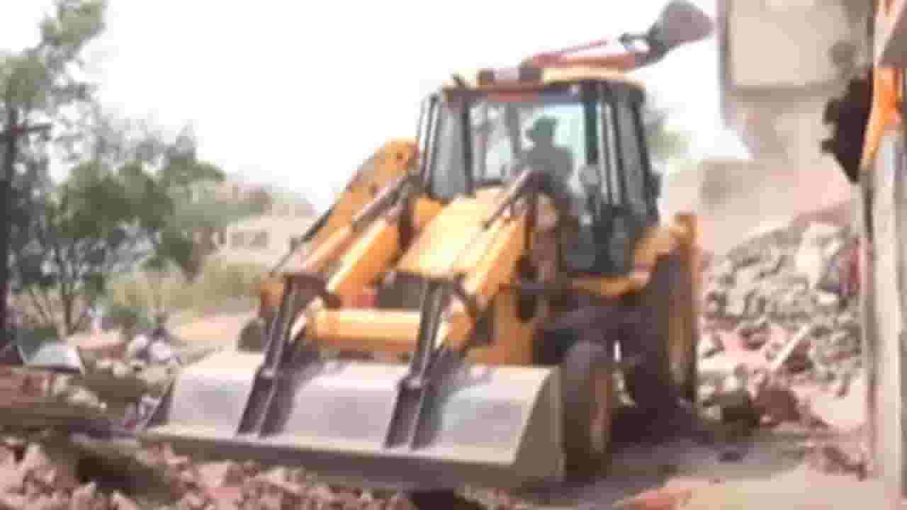 साताऱ्यात प्रशासनाकडून मोठी कारवाई, 16 गुडांच्या घरावर हातोडा