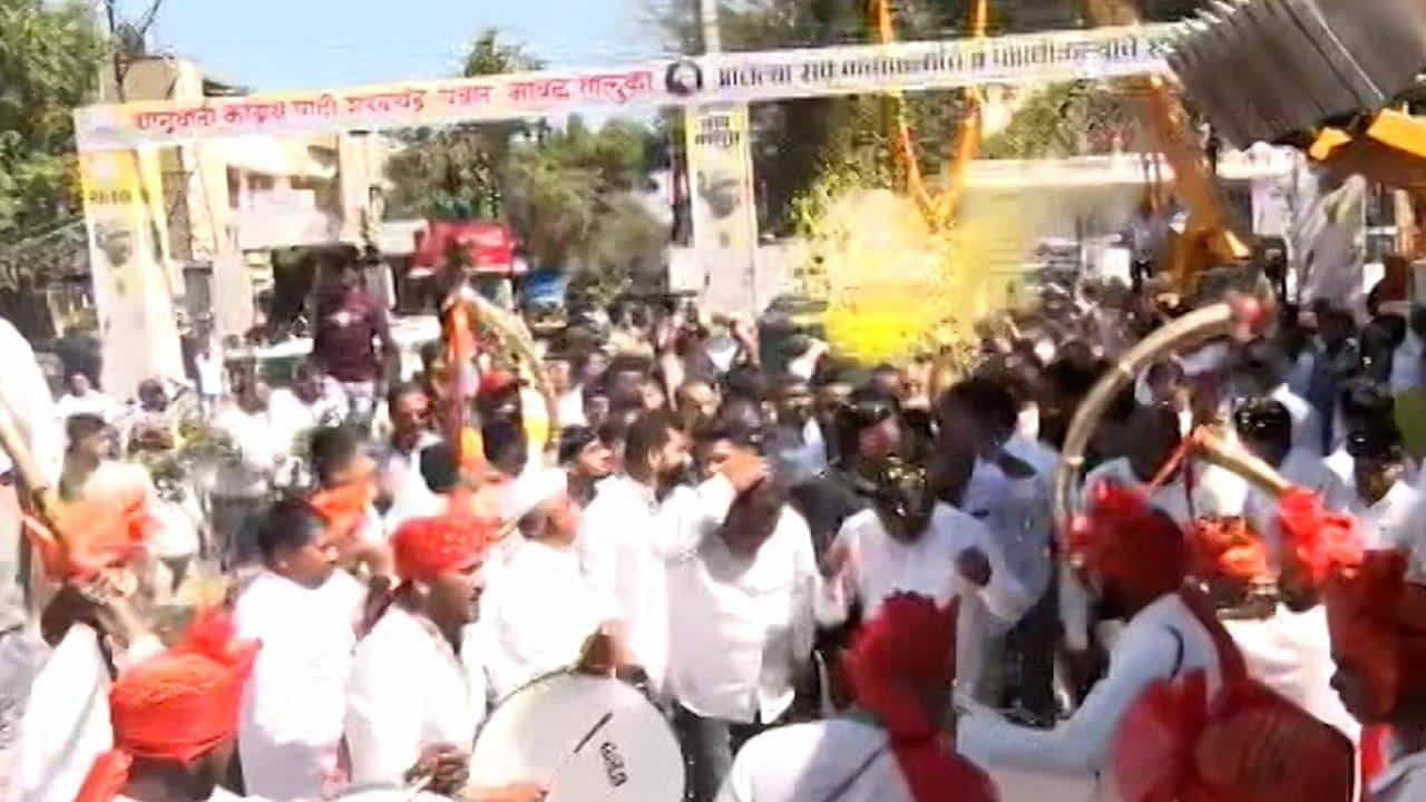 आज लोणावळ्यामध्ये शरद पवार गटांच्या कार्यकर्त्यांचा मेळावा झाला. या मेळाव्याला स्वत: शरद पवार उपस्थित होते. त्यांनी जाहीर सभेत एका आमदाराला इशारा सुद्धा दिला.
