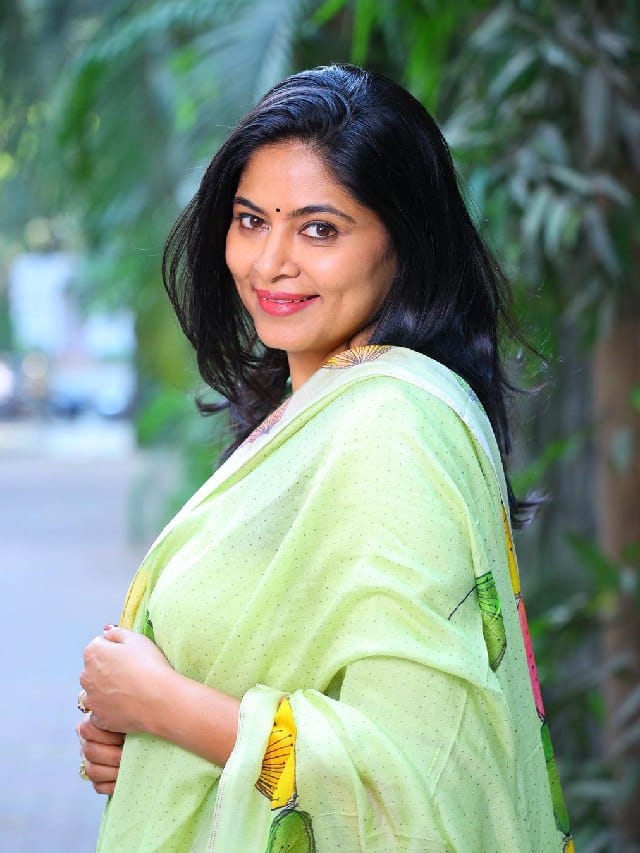 गालावर खळी डोळ्यात धुंदी…, 44 वर्षाची अभिनेत्री दिसतेय अप्सरा TV9 Marathi