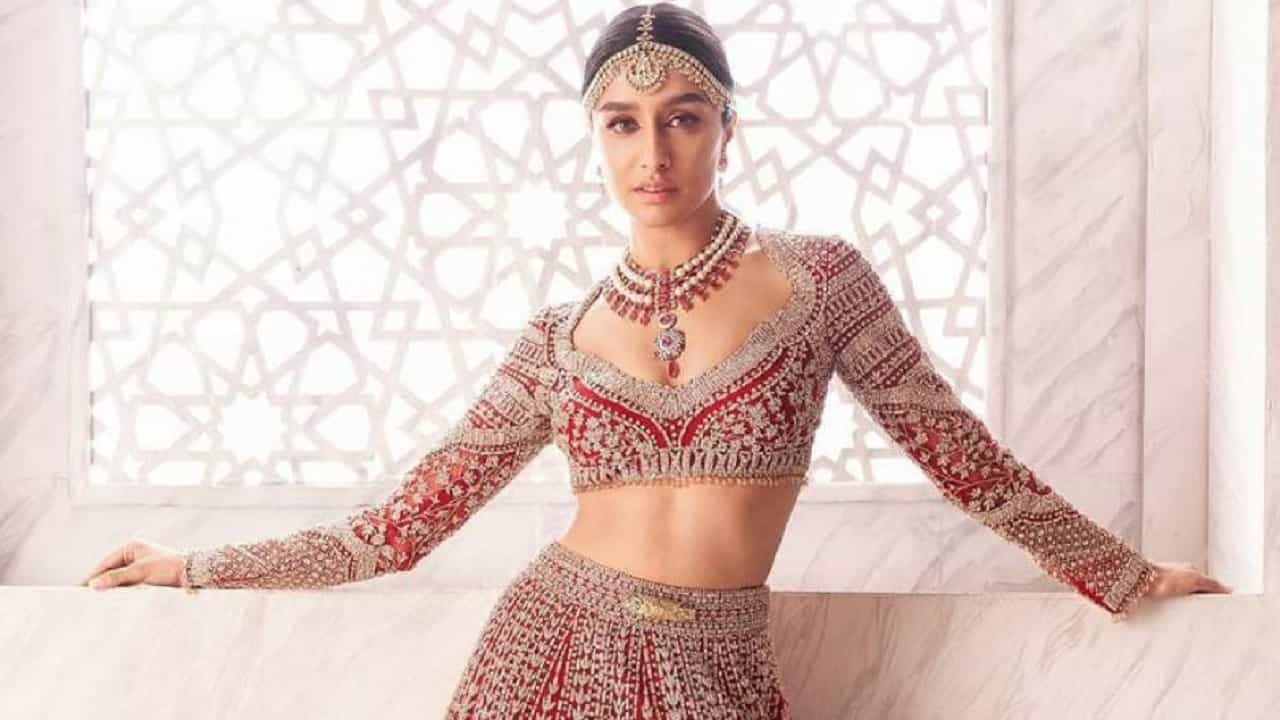 सध्या श्रद्धाच्या ज्या बहिणीची चर्चा रंगली आहे, ती दुसरी तिसरी कोणी नाहीतर, दिग्गज गायक आशा भोसले (Asha Bhosle) यांची नात जनाई भोसले (Zanai Bhosle) आहे. जनाई लवकरच बॉलिवूडमध्ये पदार्पण करणार आहे.