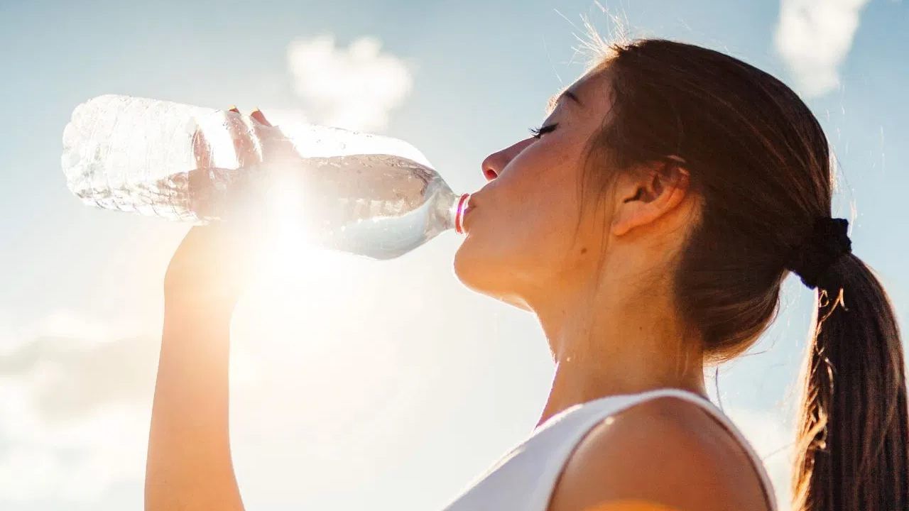हिवाळ्यात बरेच लोक कमी पाणी पितात. मात्र आता उन्हाळा सुरू झाला आहे. त्यामुळे या ऋतूमध्ये त्वचेची चमक कायम ठेवण्यासाठी आणि एकूणच आरोग्यासाठी योग्य प्रमाणात पाणी पिणे अत्यंत आवश्यक आहे. जेणेकरून तुमचे शरीर हायड्रेटेड राहते. भरपूर पाणी, द्रव पदार्थ पीत रहा. 