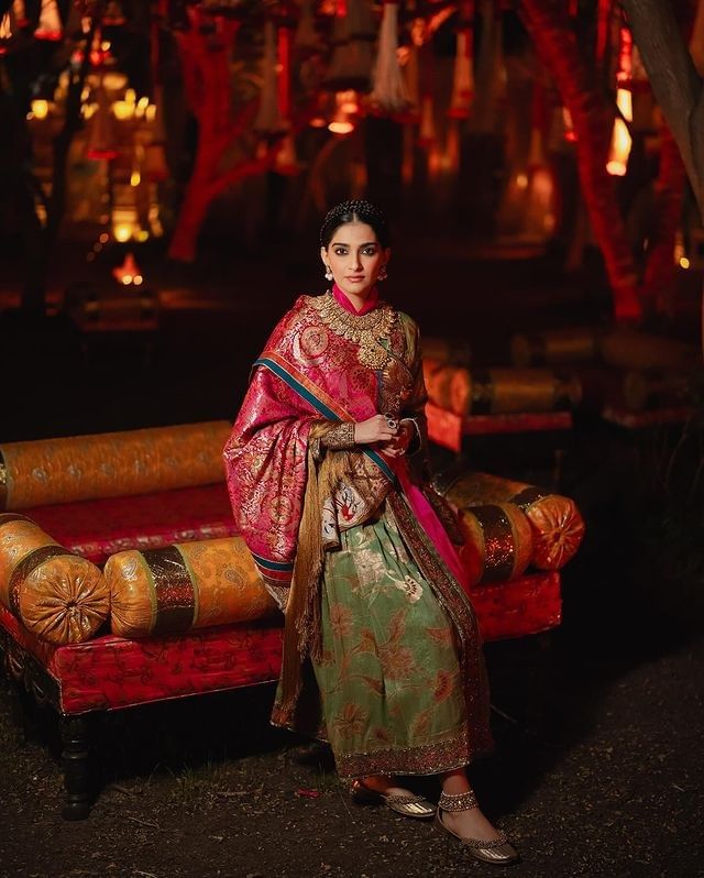 सेलिब्रेशनचा शेवटच्या दिवसाची थीम परंपरेवर आधारलेली होती. शेवटच्या दिवशी प्रत्येक सेलिब्रिटींनी खास लूक केला होता. अशात सोनम हिने लडाखच्या पारंपारिक कपड्यांना प्राधान्य दिलं.