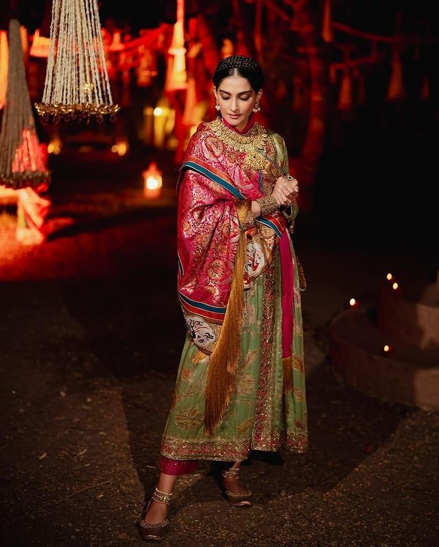 सध्या सोशल मीडिया सोनम हिच्या लूकची चर्चा रंगली आहे. चाहत्यांना देखील अभिनेत्रीचा लूक प्रचंड आवडला आहे. चाहते देखील अभिनेत्रीच्या फोटोंवर लाईक्स आणि कमेंटचा वर्षाव करत आहेत.