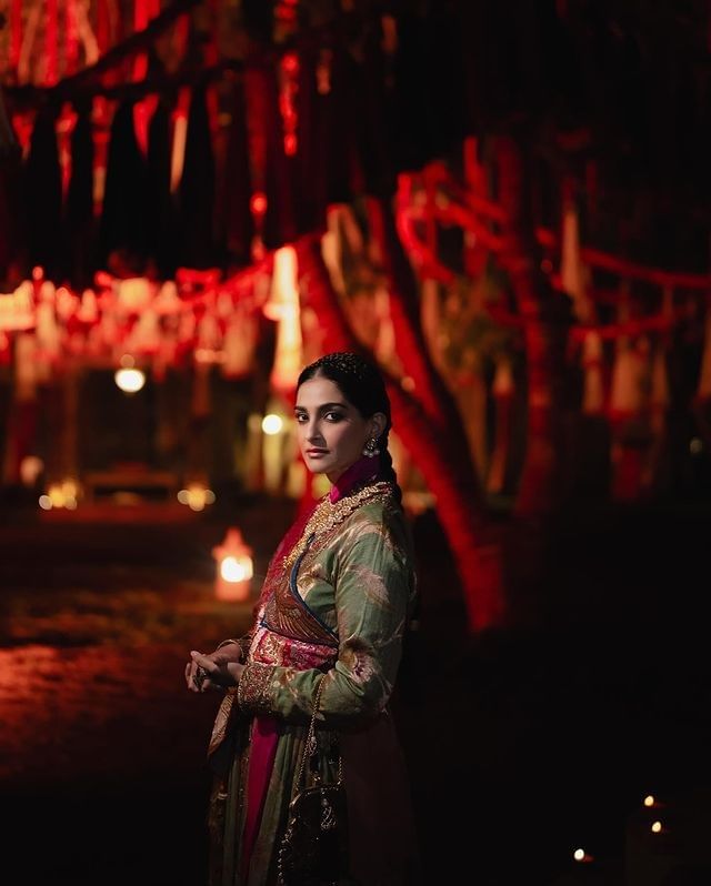 सोनम कपूर कायम सोशल मीडियावर स्वतःचे फोटो आणि व्हिडीओ पोस्ट करत असते. चाहत्यांना देखील सोनमचा फॅशन सेन्स प्रचंड आवडतो.