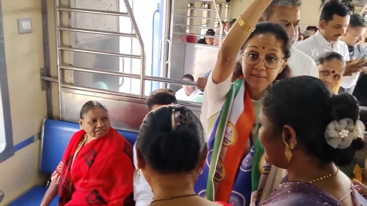 लोकसभा निवडणूक कार्यक्रम जाहीर होण्यापूर्वी बारामती लोकसभा मतदार संघात प्रचारास सुरु झाला. सुप्रिया सुळे आणि सुनेत्रा पवार यांनी प्रचार सुरु केला होता. नणंद आणि भावजय लढतीची चर्चा सध्या सुरु आहे. दोन्ही जणांचे रोज दौरे सुरु आहेत. लोकांशी गाठीभेटी अन् संवाद सुरु आहे.