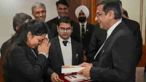 success story | वडील सुप्रीम कोर्टात स्वयंपाकी, पण मुलीने जे केले त्यानंतर सरन्यायाधीश करु लागले कौतूक