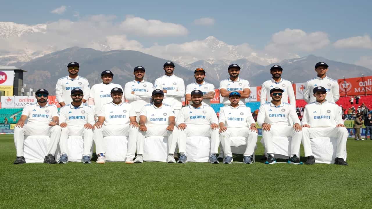 टीम इंडियाने धर्मशालेत इंग्लंड विरुद्ध विजयी चौकार लगावला. टीम इंडियाने यासह 5 सामन्यांची मालिका 4-1 ने जिंकली. रोहित शर्मा याच्या नेतृत्वात टीम इंडियाने ही कामगिरी केली. या निमित्ताने आपण टीम इंडियाला कसोटीत सर्वाधिक सामने जिंकून देणाऱ्या कर्णधाराबांबत जाणून घेणार आहोत.