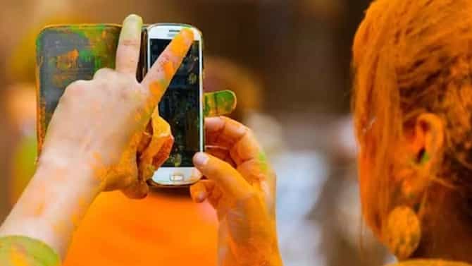 धुळवडीला रंग आणि पाण्यापासून स्मार्टफोनला वाचवा, कामी येतील या टिप्स