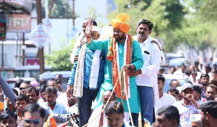 हातांची झोळी केली...सोपे नव्हते मला हरविणे म्हणून त्यांनी टोळी..., तुपकरांचा हल्लाबोल हातांची झोळी केली...सोपे नव्हते मला हरविणे म्हणून त्यांनी टोळी..., तुपकरांचा हल्लाबोल