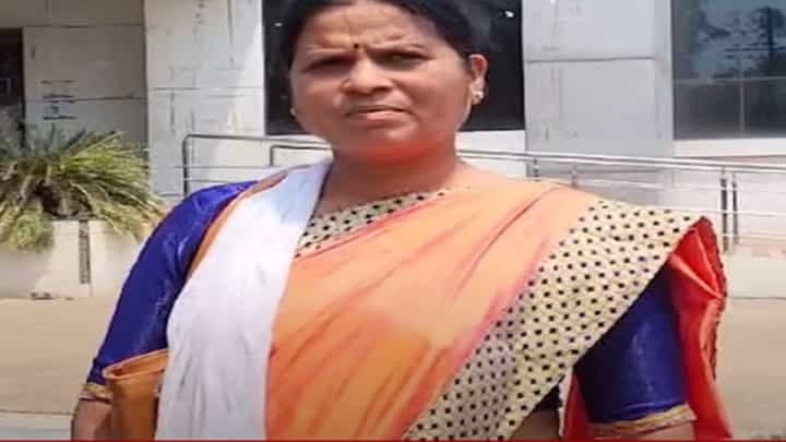 'आनंदाच्या शिध्यात व्हिस्की आणि बिअर?' लोकसभा लढवणाऱ्या महिला उमेदवाराचं भन्नाट आश्वासन 'आनंदाच्या शिध्यात व्हिस्की आणि बिअर?' लोकसभा लढवणाऱ्या महिला उमेदवाराचं भन्नाट आश्वासन