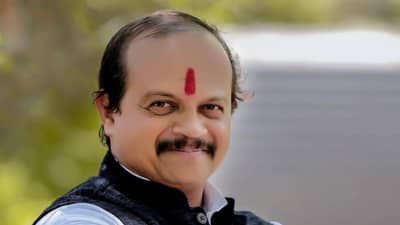 पुणे लोकसभेत मोठा ट्विस्ट, वसंत मोरे यांची खतरनाक चाल, मराठा समाजाच्या बैठकीत हजेरी