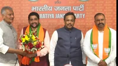 तगडा झटका... विनोद तावडे यांच्या उपस्थित आपच्या खासदार आणि आमदाराचा पक्षप्रवेश