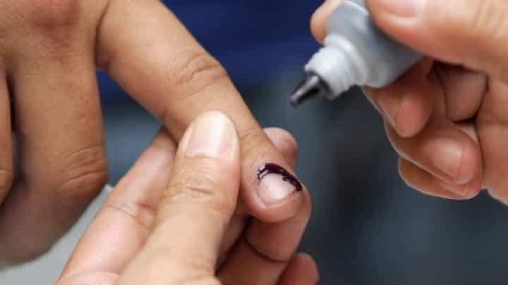 Lok Sabha Election 2024 : डबल मतदान कराल तर गोत्यात याल... निवडणूक आयोगानं काय दिला इशारा? Lok Sabha Election 2024 : डबल मतदान कराल तर गोत्यात याल... निवडणूक आयोगानं काय दिला इशारा?