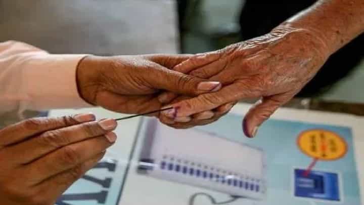 लोकसभा निवडणुकीच्या मतदानाचा आज दुसरा टप्पा, महाराष्ट्रात 'या' 8 मतदारसंघात मतदान लोकसभा निवडणुकीच्या मतदानाचा आज दुसरा टप्पा, महाराष्ट्रात 'या' 8 मतदारसंघात मतदान