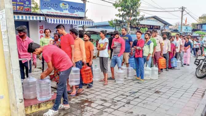 IT सिटीत आंघोळीला पाणी नाही, कर्मचाऱ्यांचा कार्यालयात येण्यास नकार, कंपन्यांसमोर संकट